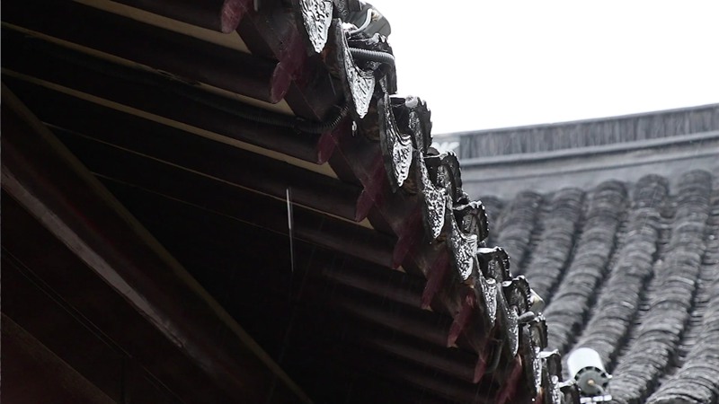 屋檐下雨雨滴意境视频素材 短视频素材 sucaiwan.com