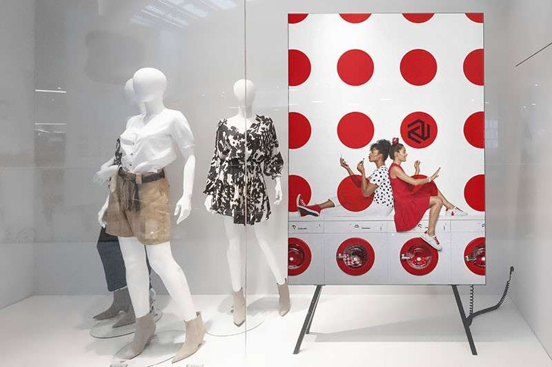 商场室内场景橱窗广告海报设计提案样机PSD 样机素材 sucaiwan.com