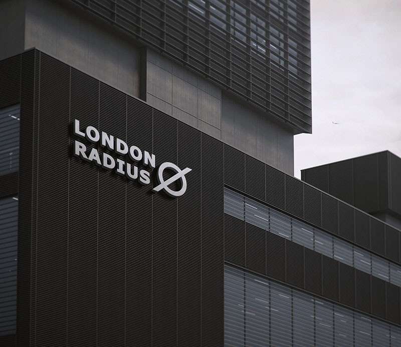 办公楼外墙立体LOGO标志牌样机模板PSD 样机素材 sucaiwan.com