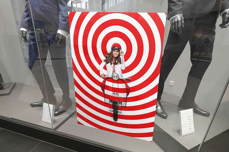 商场室内场景橱窗广告海报设计提案样机PSD 样机素材 sucaiwan.com