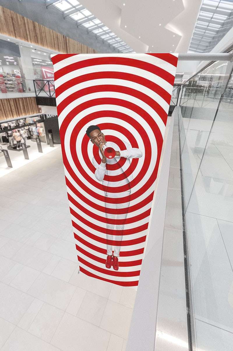 商场室内场景橱窗广告海报设计提案样机PSD 样机素材 sucaiwan.com