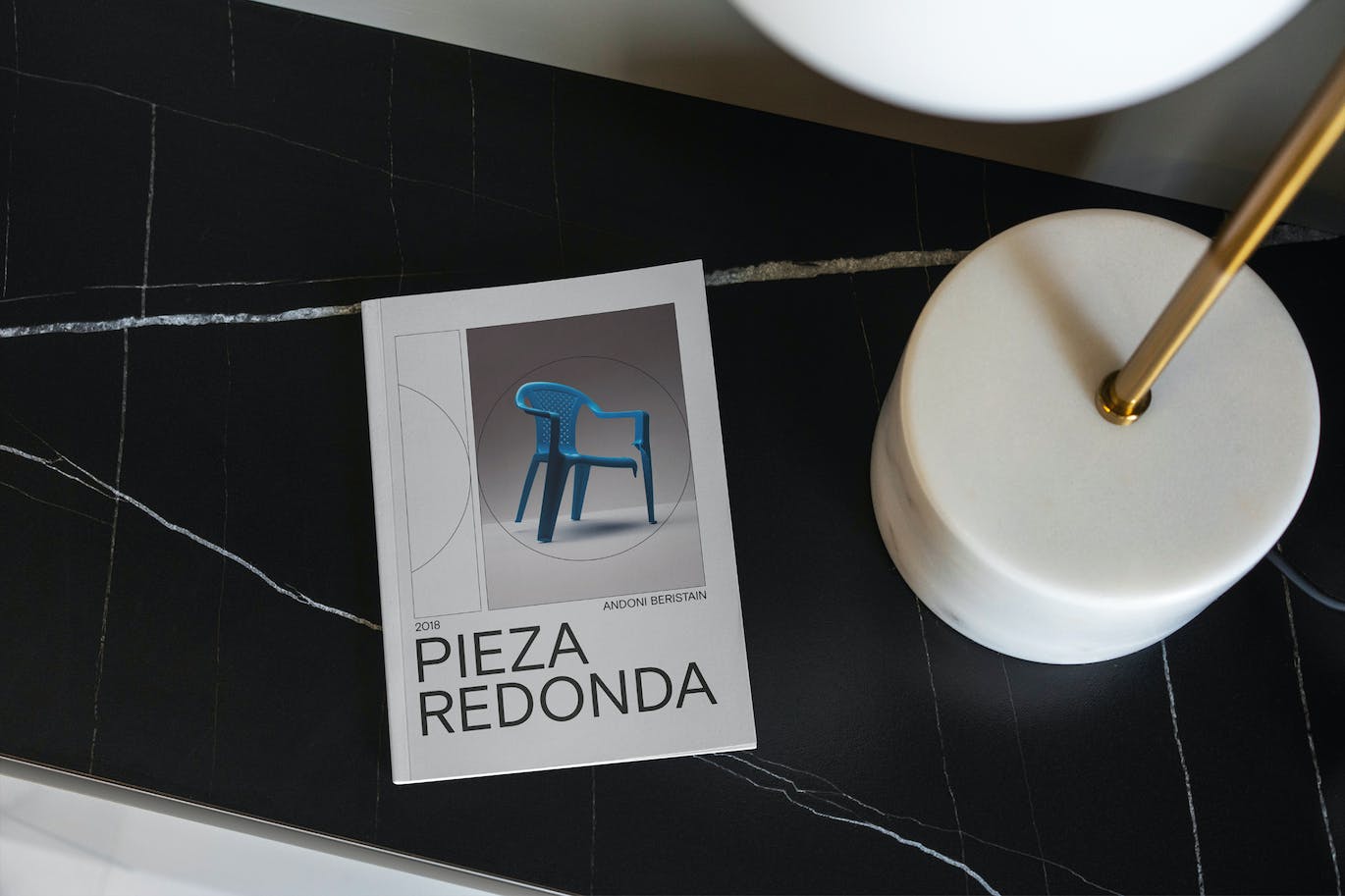 竖版宣传册杂志效果图样机 Vertical Brochure Mockups 样机素材 sucaiwan.com