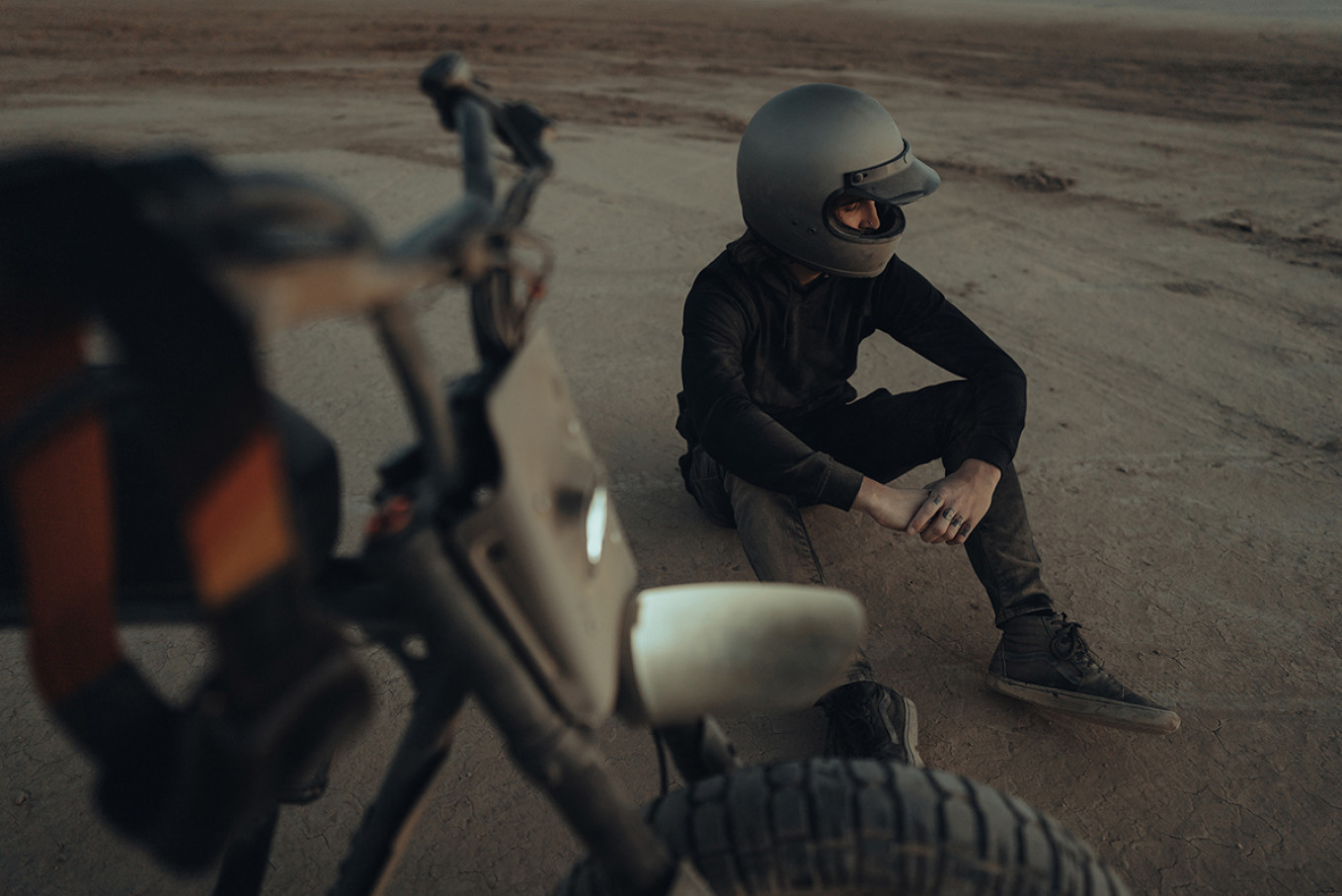 黑白旧电影复古风格美学柔和感LR预设 Dvlop Shortstache Past and Present 插件预设 第1张-素材湾丨精选海外优质设计素材资源 黑白旧电影复古风格美学柔和感LR预设 Dvlop Shortstache Past and Present 插件预设 sucaiwan.com