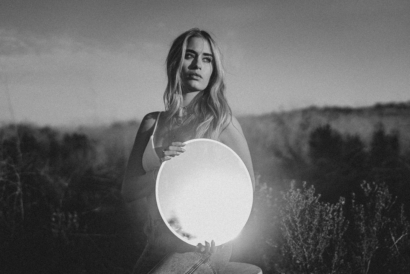 黑白旧电影复古风格美学柔和感LR预设 Dvlop Shortstache Past and Present 插件预设 第7张-素材湾丨精选海外优质设计素材资源 黑白旧电影复古风格美学柔和感LR预设 Dvlop Shortstache Past and Present 插件预设 sucaiwan.com