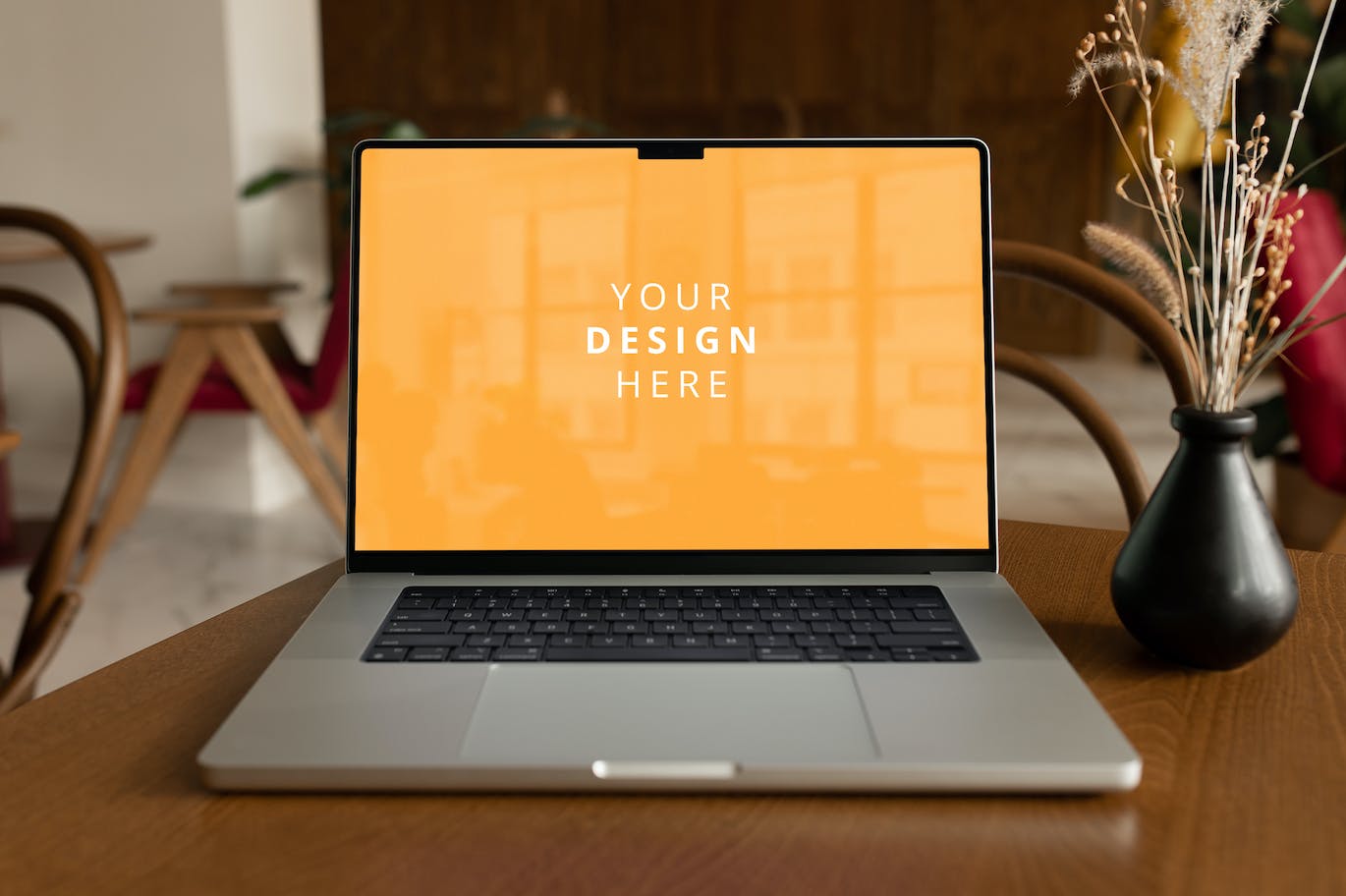 木制咖啡桌MacBook Pro屏幕样机图 MacBook Pro Screen Mockup on the Wooden Cafe Table 样机素材 sucaiwan.com