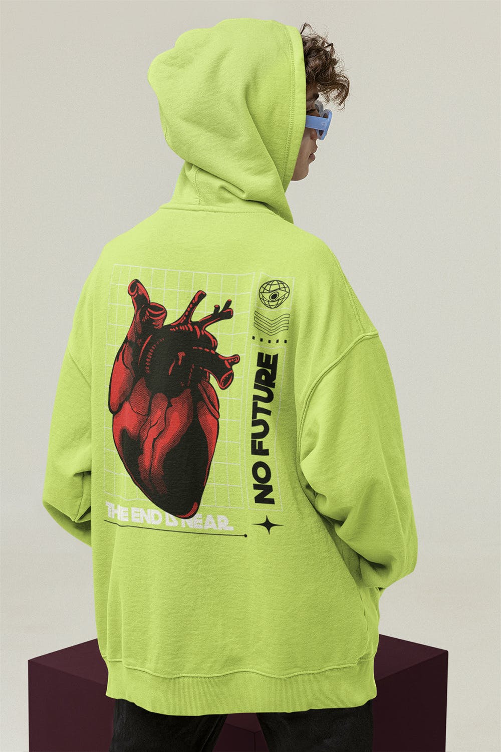 戴帽连帽卫衣服装背面展示样机图 Back View Mockup of a Man Covering His Hair 样机素材 sucaiwan.com