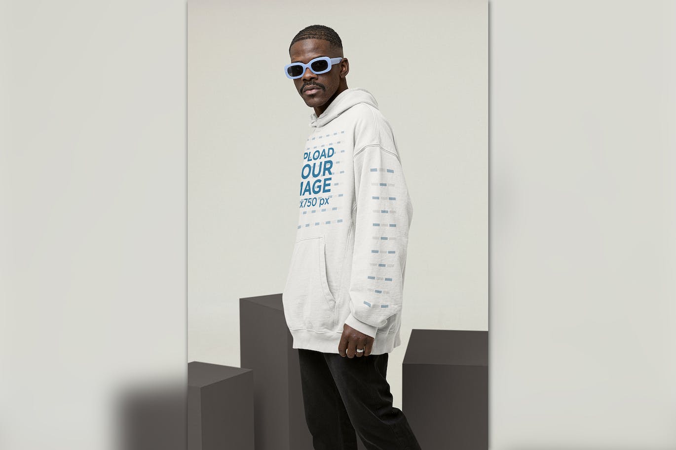 连帽衫设计展示酷男模特样机图 Mockup of a Cool Man Wearing a Hoodie 样机素材 sucaiwan.com