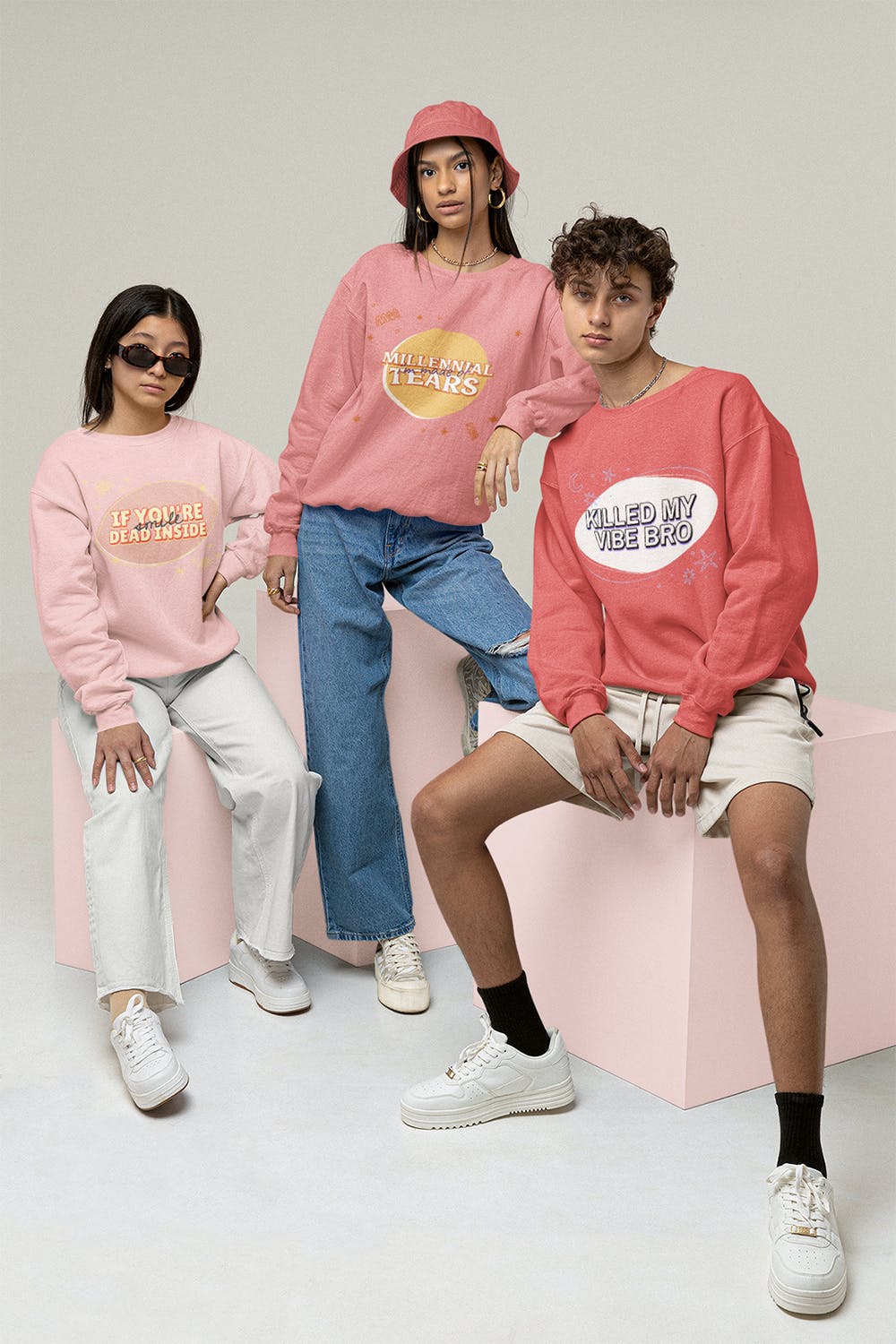 真人模特卫衣服装展示样机图 Mockup Featuring Two Women and a Man 样机素材 sucaiwan.com