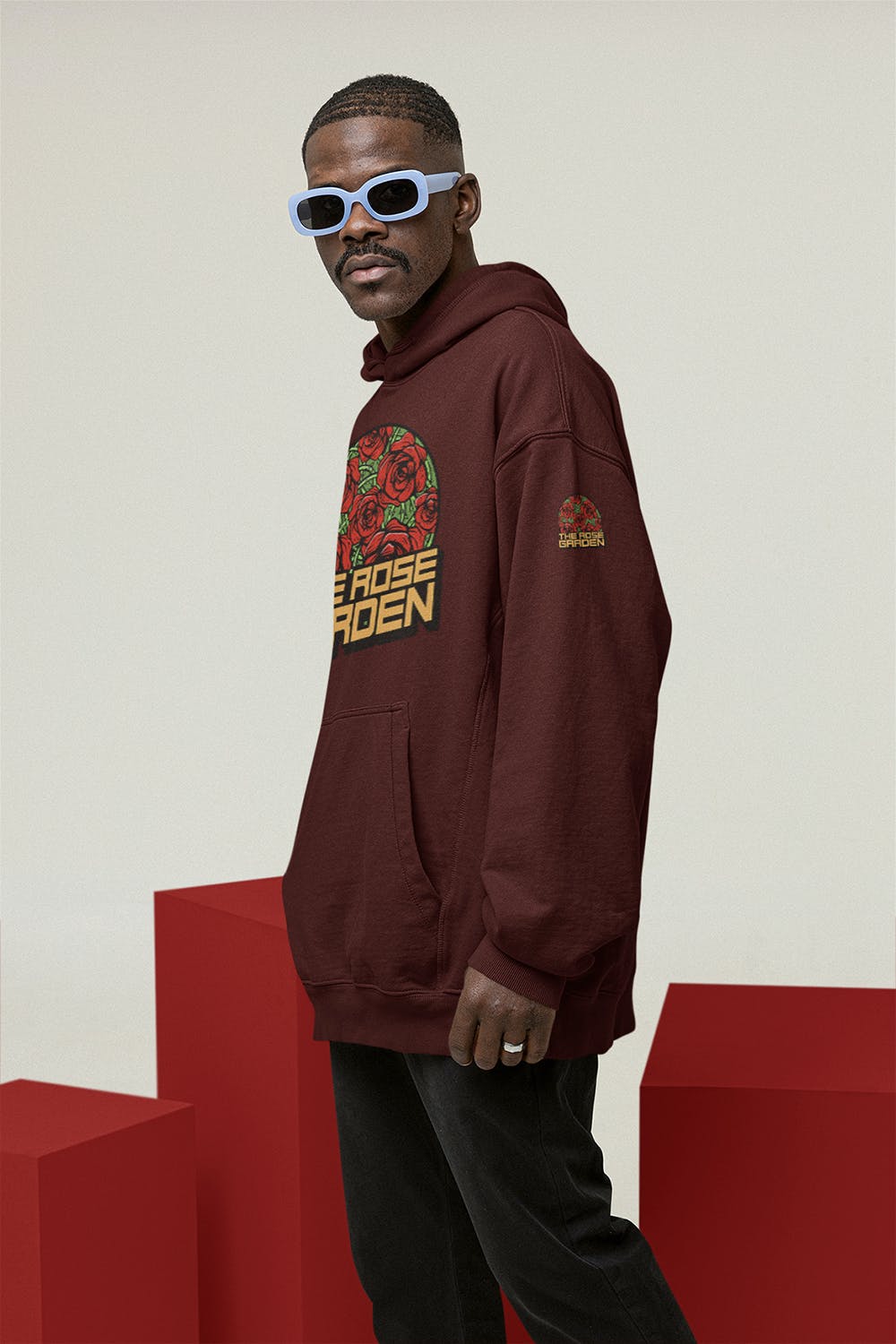 连帽衫设计展示酷男模特样机图 Mockup of a Cool Man Wearing a Hoodie 样机素材 sucaiwan.com