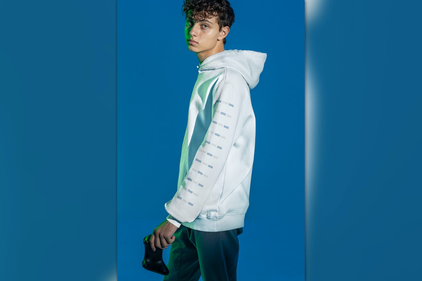 游戏青年连帽衫展示样机图 Mockup of a Gamer Showing Off a Hoodie 样机素材 sucaiwan.com