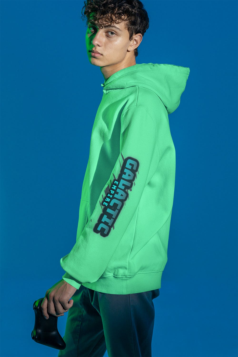 游戏青年连帽衫展示样机图 Mockup of a Gamer Showing Off a Hoodie 样机素材 sucaiwan.com