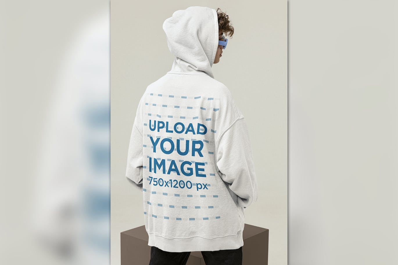 戴帽连帽卫衣服装背面展示样机图 Back View Mockup of a Man Covering His Hair 样机素材 sucaiwan.com
