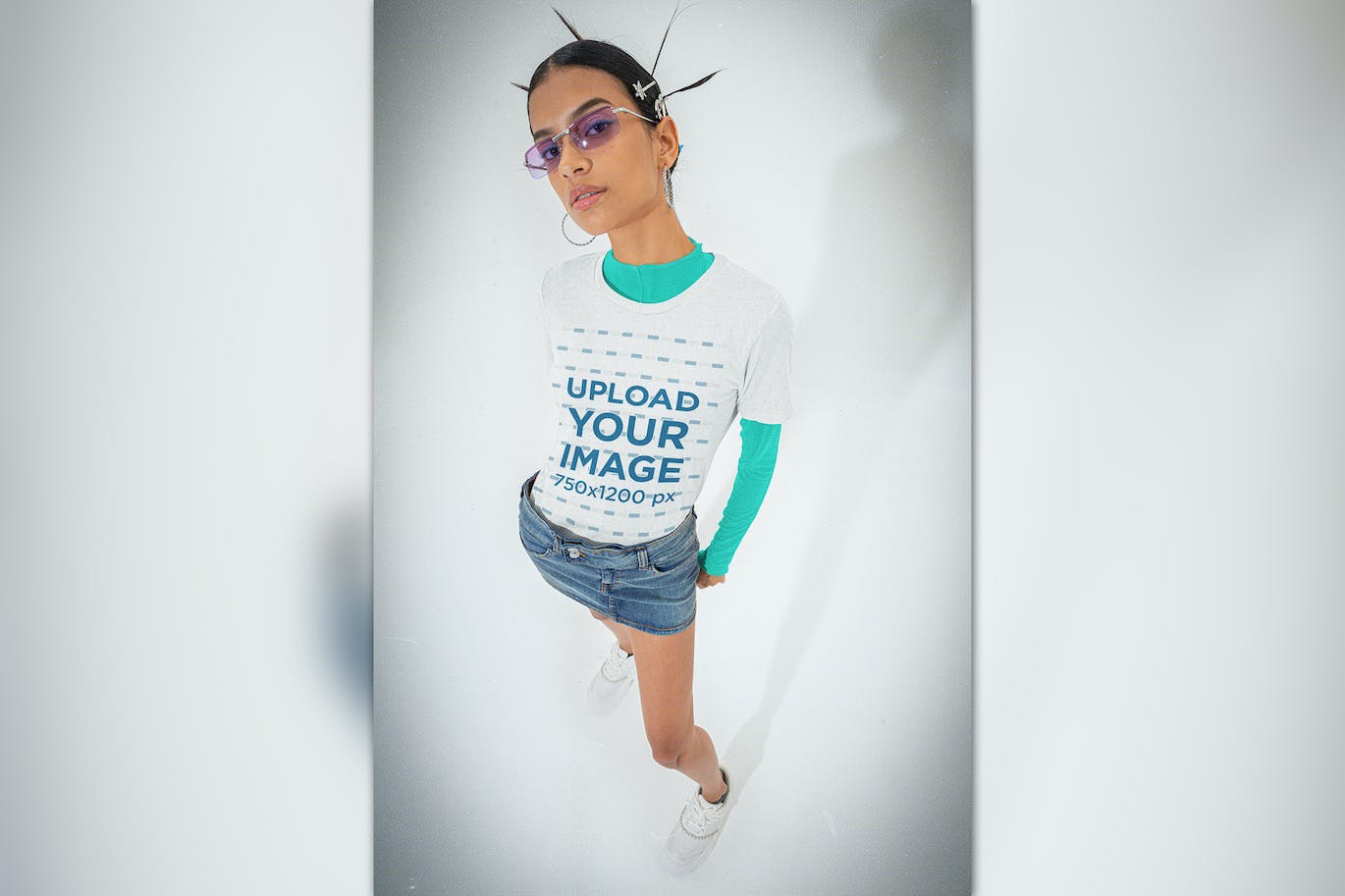 00年代风格女款圆领T恤设计样机图 00s-Inspired Round-Neck Tee Mockup of a Woman 样机素材 sucaiwan.com