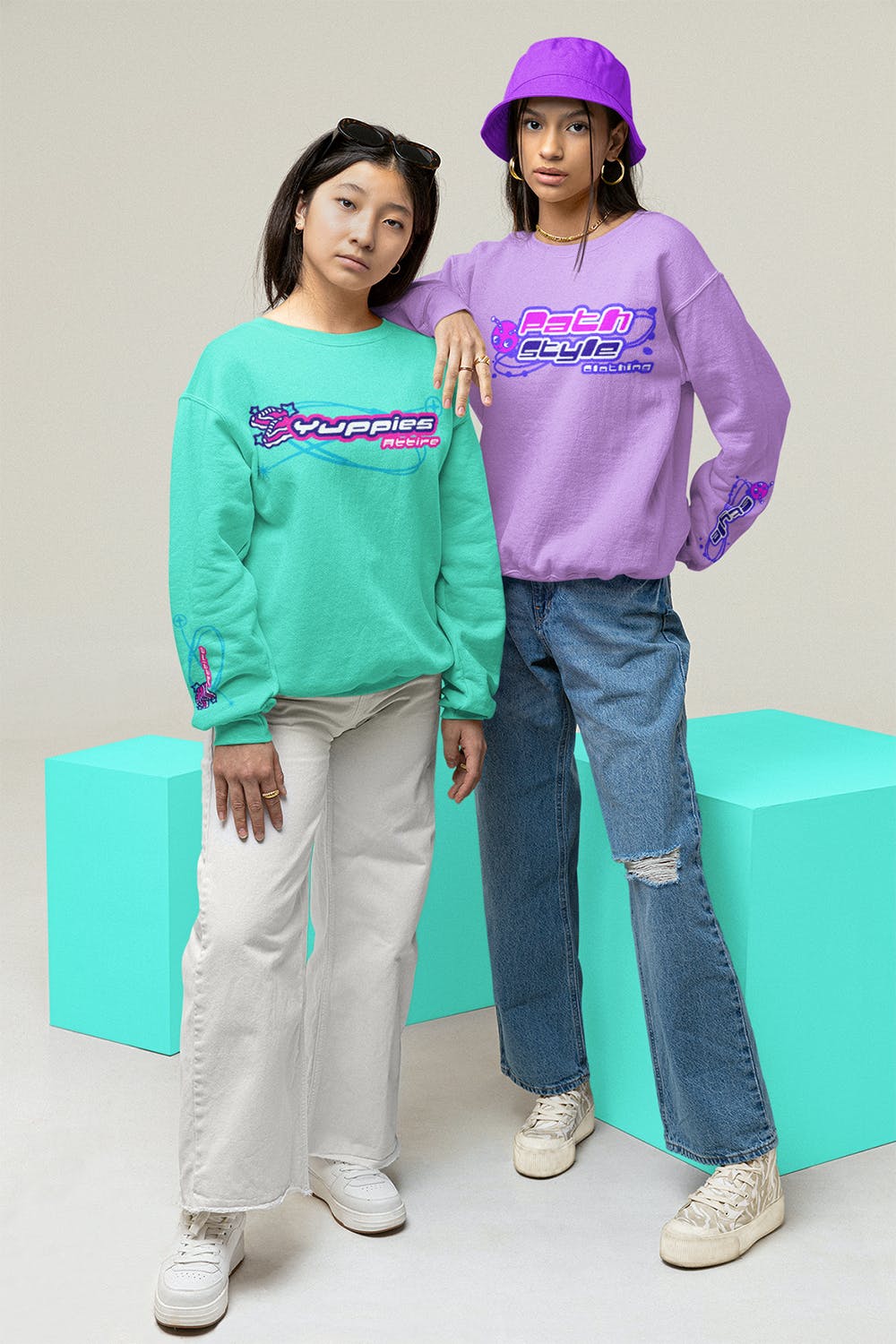 90年代年轻女性身穿运动衫设计样机图 90s Mockup of Two Young Women Wearing Sweatshirts 样机素材 sucaiwan.com
