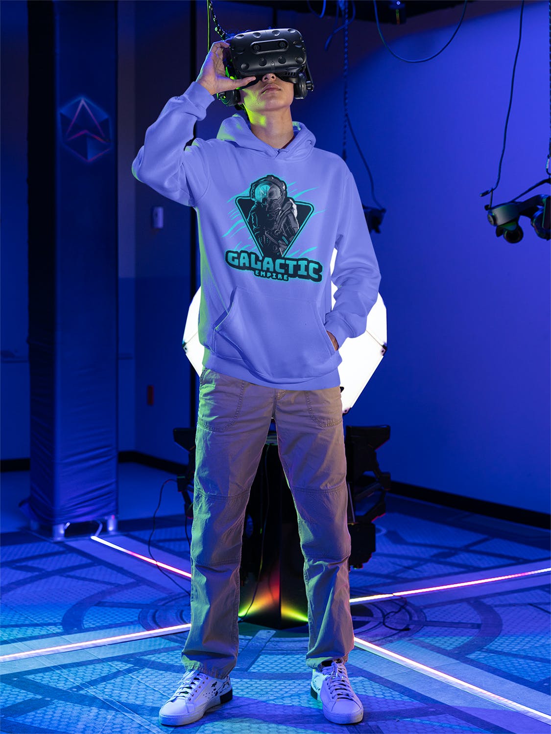 VR游戏玩家穿着连帽衫设计样机图 Mockup of a Gamer Wearing a Hoodie at a VR Gaming 样机素材 sucaiwan.com