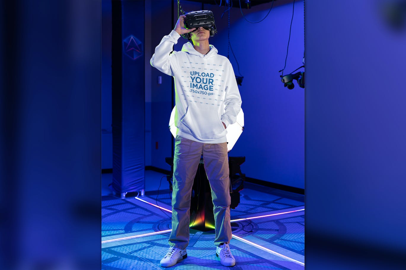 VR游戏玩家穿着连帽衫设计样机图 Mockup of a Gamer Wearing a Hoodie at a VR Gaming 样机素材 sucaiwan.com
