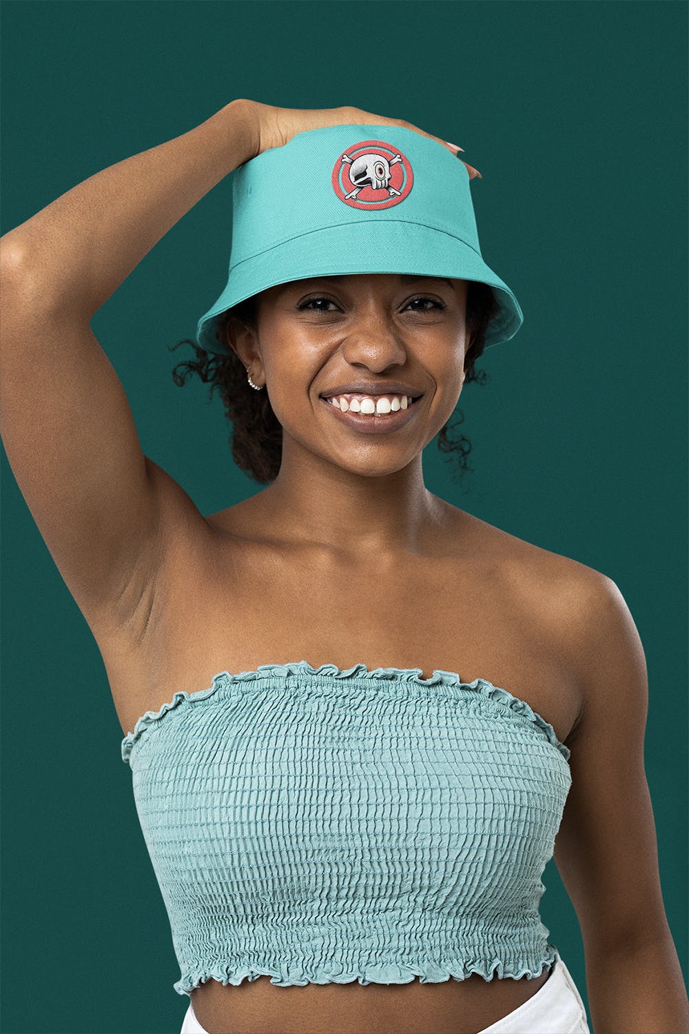 幸福的卷发女人水桶帽设计样机图 Mockup of a Happy Curly-Haired Woman 样机素材 sucaiwan.com