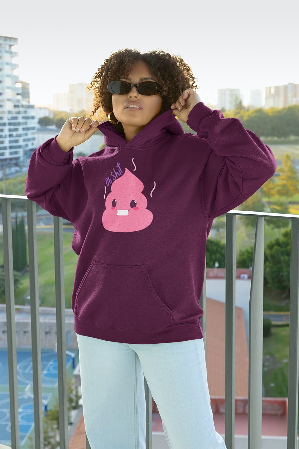 卷发女性连帽衫图案设计样机图 Gildan Hoodie Mockup of a Curly-Haired Woman 样机素材 sucaiwan.com