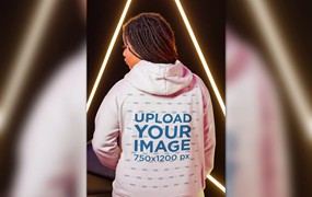 摆姿势女性连帽衫设计后视图样机 Back-View Mockup of a Woman Posing with a Hoodie