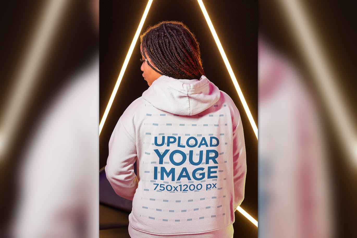 摆姿势女性连帽衫设计后视图样机 Back-View Mockup of a Woman Posing with a Hoodie 样机素材 sucaiwan.com