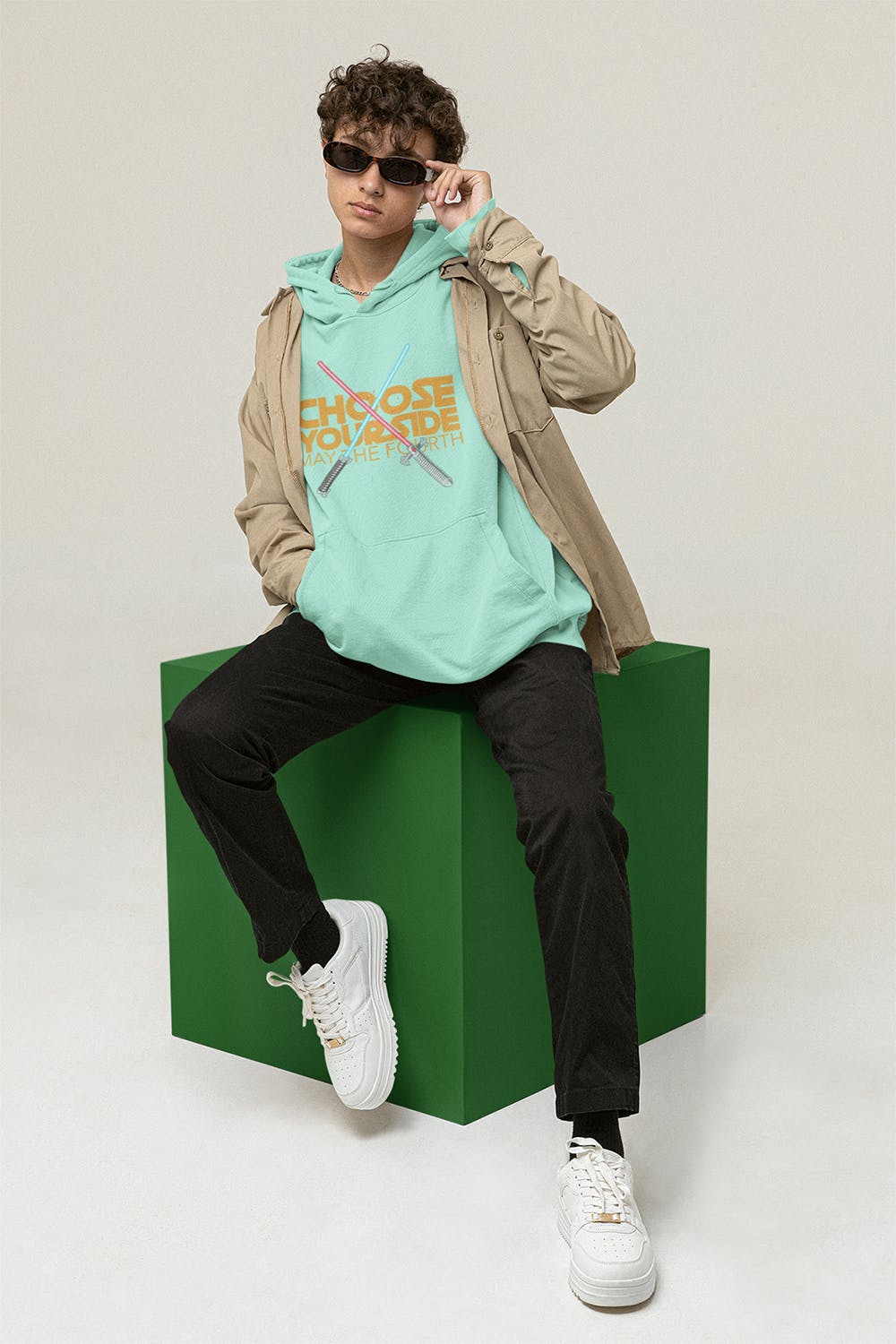 男模特连帽衫设计样机图 Mockup Featuring a Man With a Pullover Hoodie 样机素材 sucaiwan.com