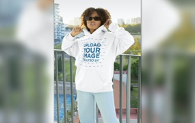 卷发女性连帽衫图案设计样机图 Gildan Hoodie Mockup of a Curly-Haired Woman