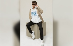 男模特连帽衫设计样机图 Mockup Featuring a Man With a Pullover Hoodie
