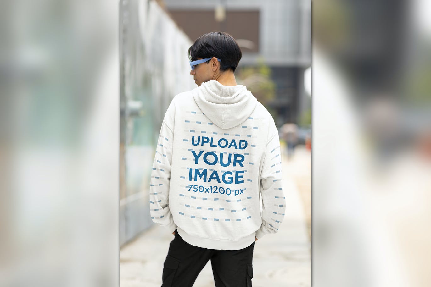 背面视图连帽衫实景展示样机图 Back-View Hoodie Mockup Featuring a Man 样机素材 sucaiwan.com