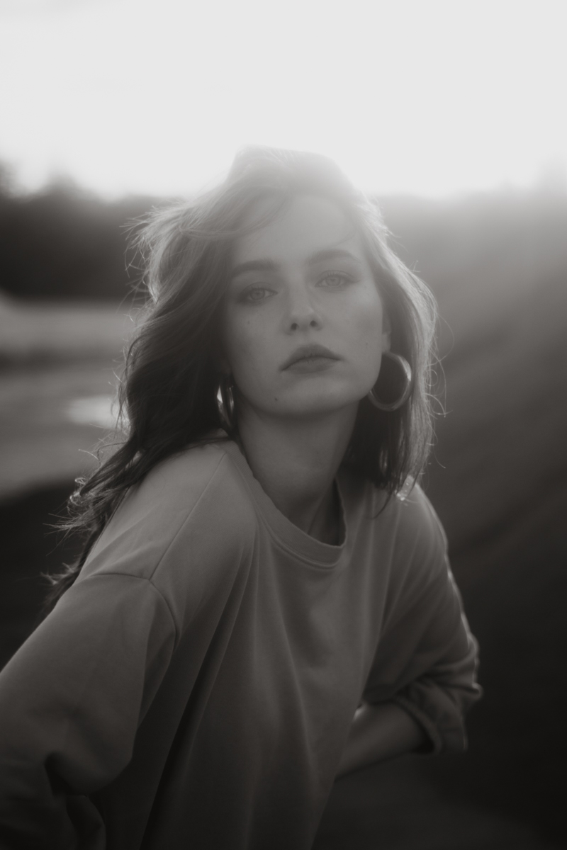 复古质感通透氛围感人像摄影温暖色调LR预设 LUISE BLUMSTENGEL PORTRAIT PRESETS 插件预设 第9张-素材湾丨精选海外优质设计素材资源 复古质感通透氛围感人像摄影温暖色调LR预设 LUISE BLUMSTENGEL PORTRAIT PRESETS 插件预设 sucaiwan.com