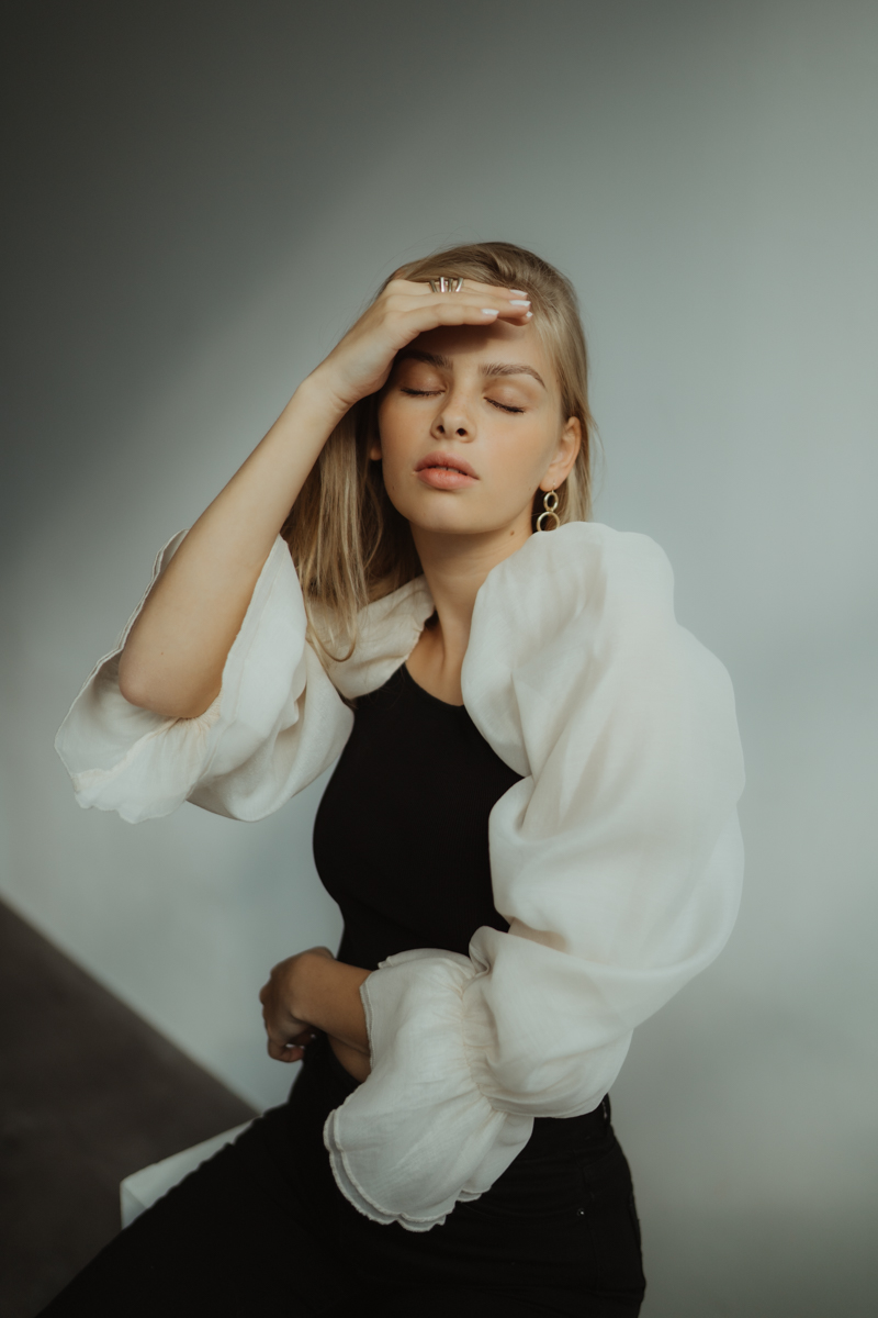 复古质感通透氛围感人像摄影温暖色调LR预设 LUISE BLUMSTENGEL PORTRAIT PRESETS 插件预设 第5张-素材湾丨精选海外优质设计素材资源 复古质感通透氛围感人像摄影温暖色调LR预设 LUISE BLUMSTENGEL PORTRAIT PRESETS 插件预设 sucaiwan.com