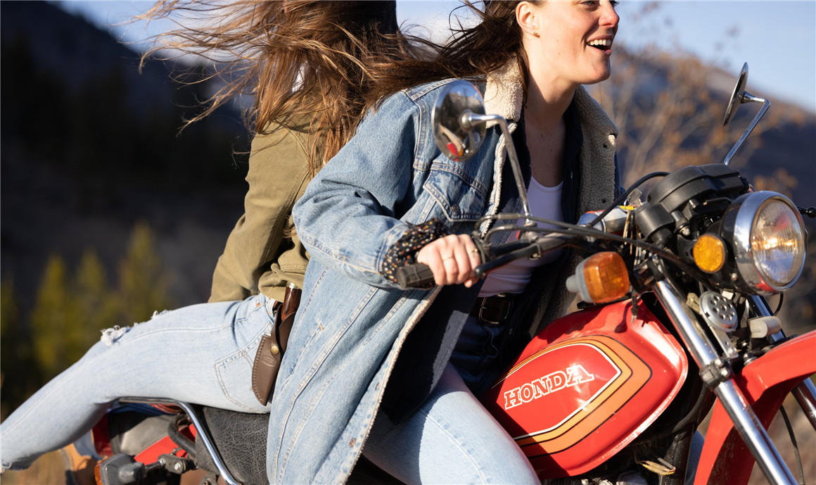 37个经典胶片扫描电影颗粒纹理LR调色预设包 Forrest Mankins - FM Film Lightroom Presets 插件预设 第14张-素材湾丨精选海外优质设计素材资源 37个经典胶片扫描电影颗粒纹理LR调色预设包 Forrest Mankins - FM Film Lightroom Presets 插件预设 sucaiwan.com