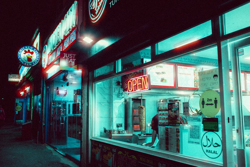 Jamie Windsor 复古柯达胶片电影模拟颗粒光晕夜间摄影LR预设包 Lightroom Presets 4 - Cinestill 插件预设 第3张-素材湾丨精选海外优质设计素材资源 Jamie Windsor 复古柯达胶片电影模拟颗粒光晕夜间摄影LR预设包 Lightroom Presets 4 - Cinestill 插件预设 sucaiwan.com