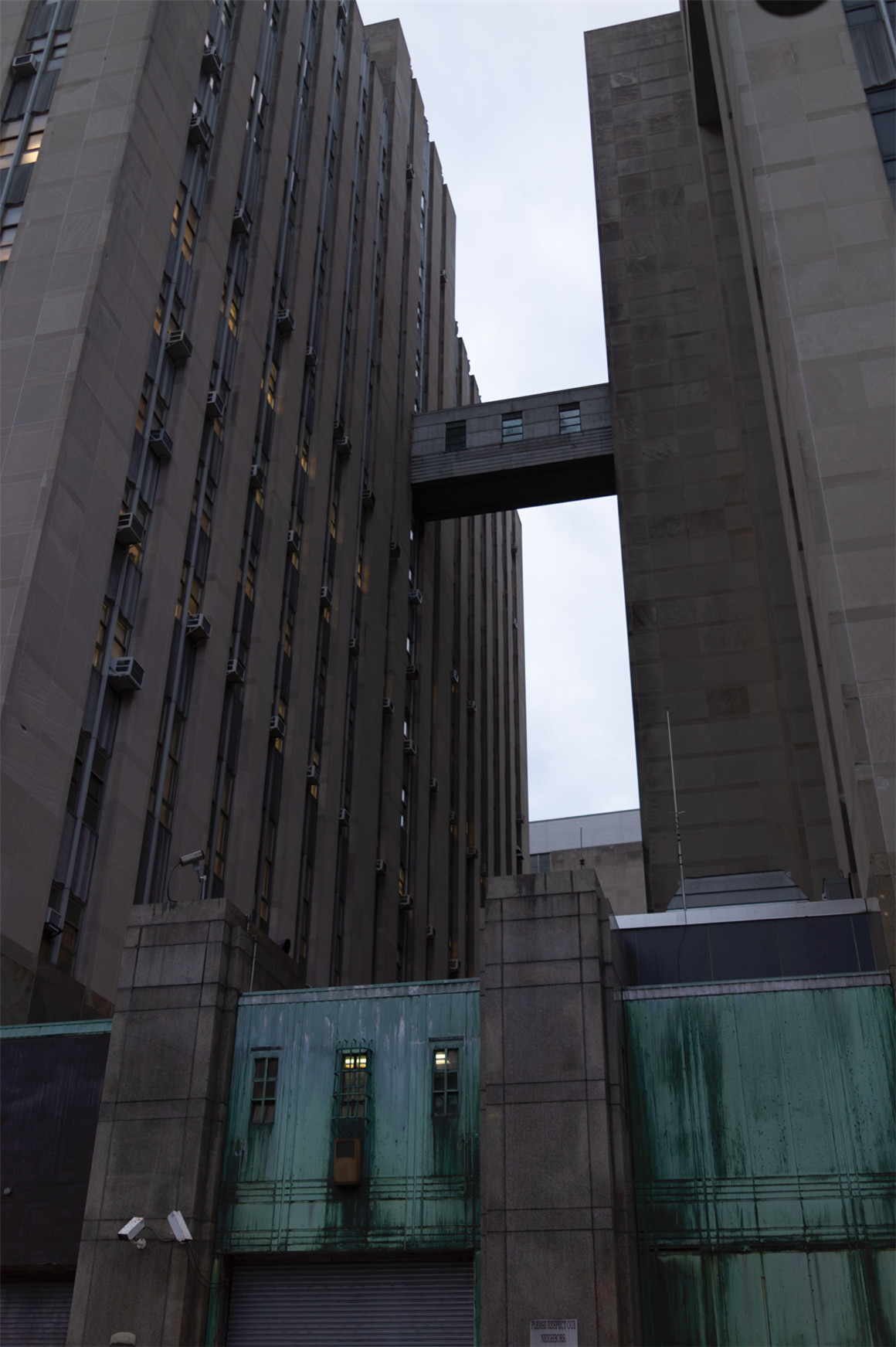 Gxace 20个情绪风格暗调墨蓝色调旅拍人文摄影LR调色预设  Gxace 20个情绪风格暗调墨蓝色调旅拍人文摄影LR调色预设