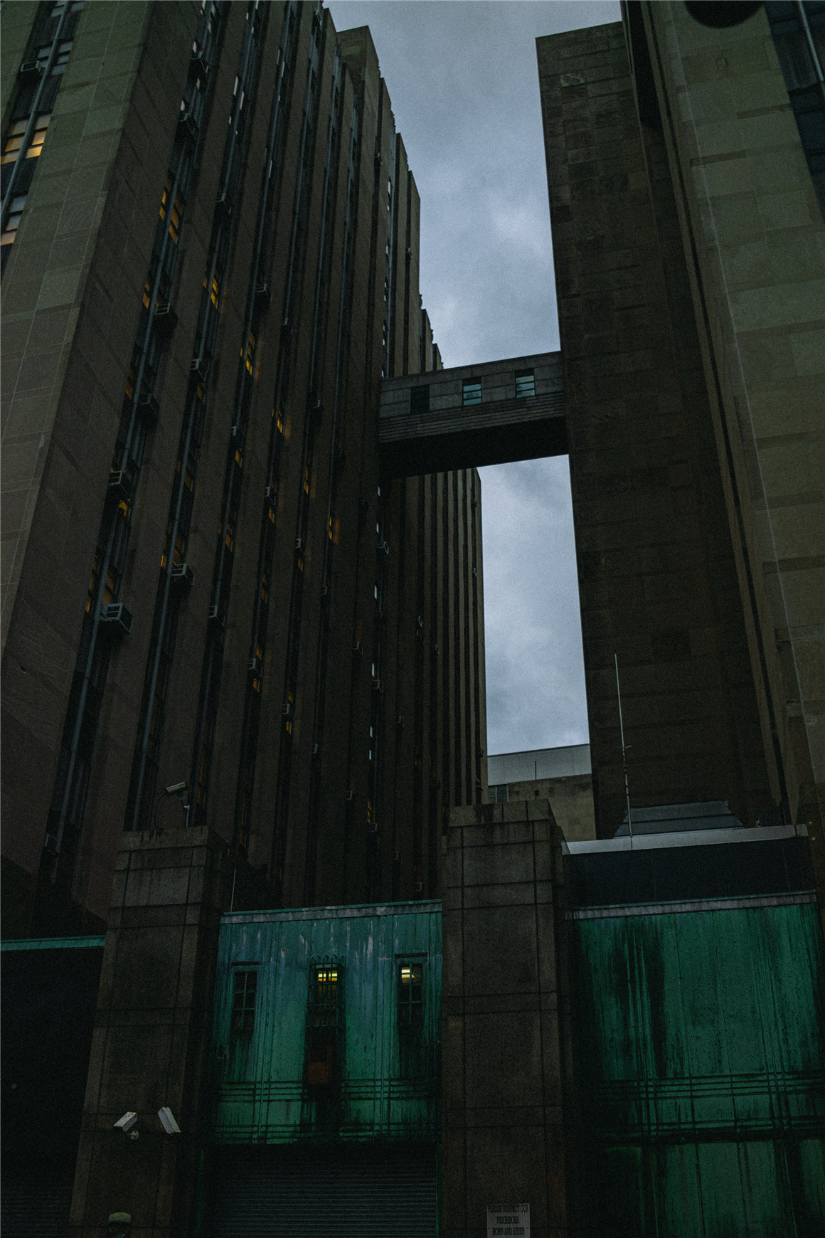 Gxace 20个情绪风格暗调墨蓝色调旅拍人文摄影LR调色预设  Gxace 20个情绪风格暗调墨蓝色调旅拍人文摄影LR调色预设