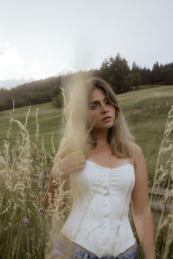 俄罗斯INS网红摄影师极乐世界中性人像摄影原创LR预设 Elysium Preset Pack 插件预设 第7张-素材湾丨精选海外优质设计素材资源 俄罗斯INS网红摄影师极乐世界中性人像摄影原创LR预设 Elysium Preset Pack 插件预设 sucaiwan.com