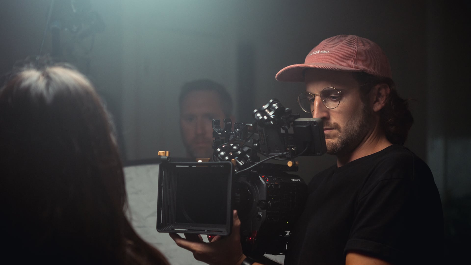 大师课程:Mark Bone The Art of Documentary 拍摄剪辑制作引人注目的纪录片的艺术完整指南教程-中英字幕 . 第5张-素材湾丨精选海外优质设计素材资源 大师课程:Mark Bone The Art of Documentary 拍摄剪辑制作引人注目的纪录片的艺术完整指南教程-中英字幕 . sucaiwan.com