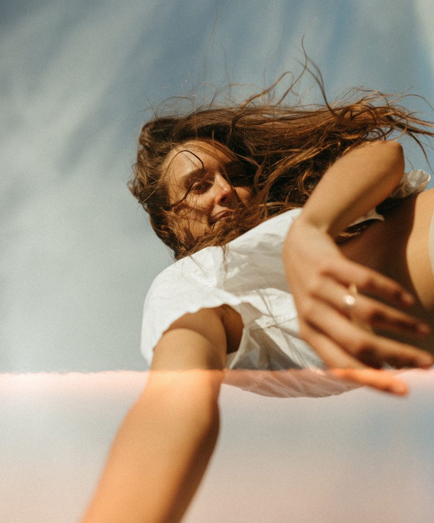 32款复古薄膜模仿胶片漏光经典可定制渐变电影氛围滤镜LR预设+手机端DNG预设 Meridian Presets – India Earl – Light Leaks 插件预设 第2张-素材湾丨精选海外优质设计素材资源 32款复古薄膜模仿胶片漏光经典可定制渐变电影氛围滤镜LR预设+手机端DNG预设 Meridian Presets – India Earl – Light Leaks 插件预设 sucaiwan.com