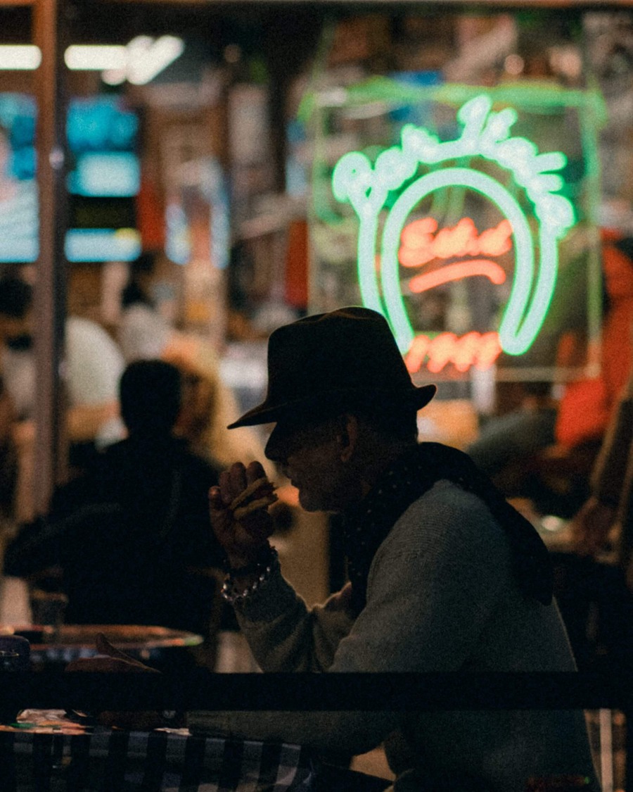 12款电影胶片风格街头扫街街拍港风复古色调电影感LR预设 ErenJam Cinematic Street Preset Pack 插件预设 第8张-素材湾丨精选海外优质设计素材资源 12款电影胶片风格街头扫街街拍港风复古色调电影感LR预设 ErenJam Cinematic Street Preset Pack 插件预设 sucaiwan.com