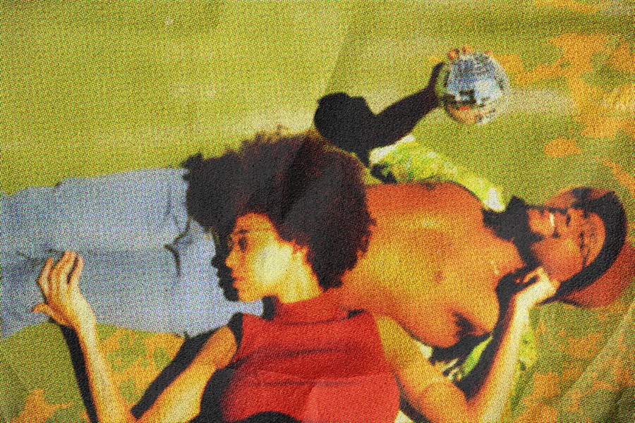 高质量复古褶皱纸张纹理老年杂志照片效果PSD模板 Aged Magazine Photo Effect 样机素材 sucaiwan.com