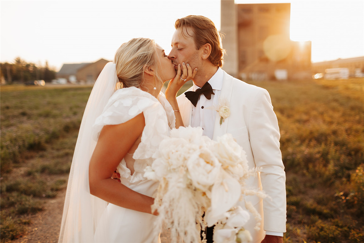 G-Presets 优雅浪漫婚礼人像摄影纪实风格LR预设 Janelle Elise Pack 02 插件预设 第20张-素材湾丨精选海外优质设计素材资源 G-Presets 优雅浪漫婚礼人像摄影纪实风格LR预设 Janelle Elise Pack 02 插件预设 sucaiwan.com