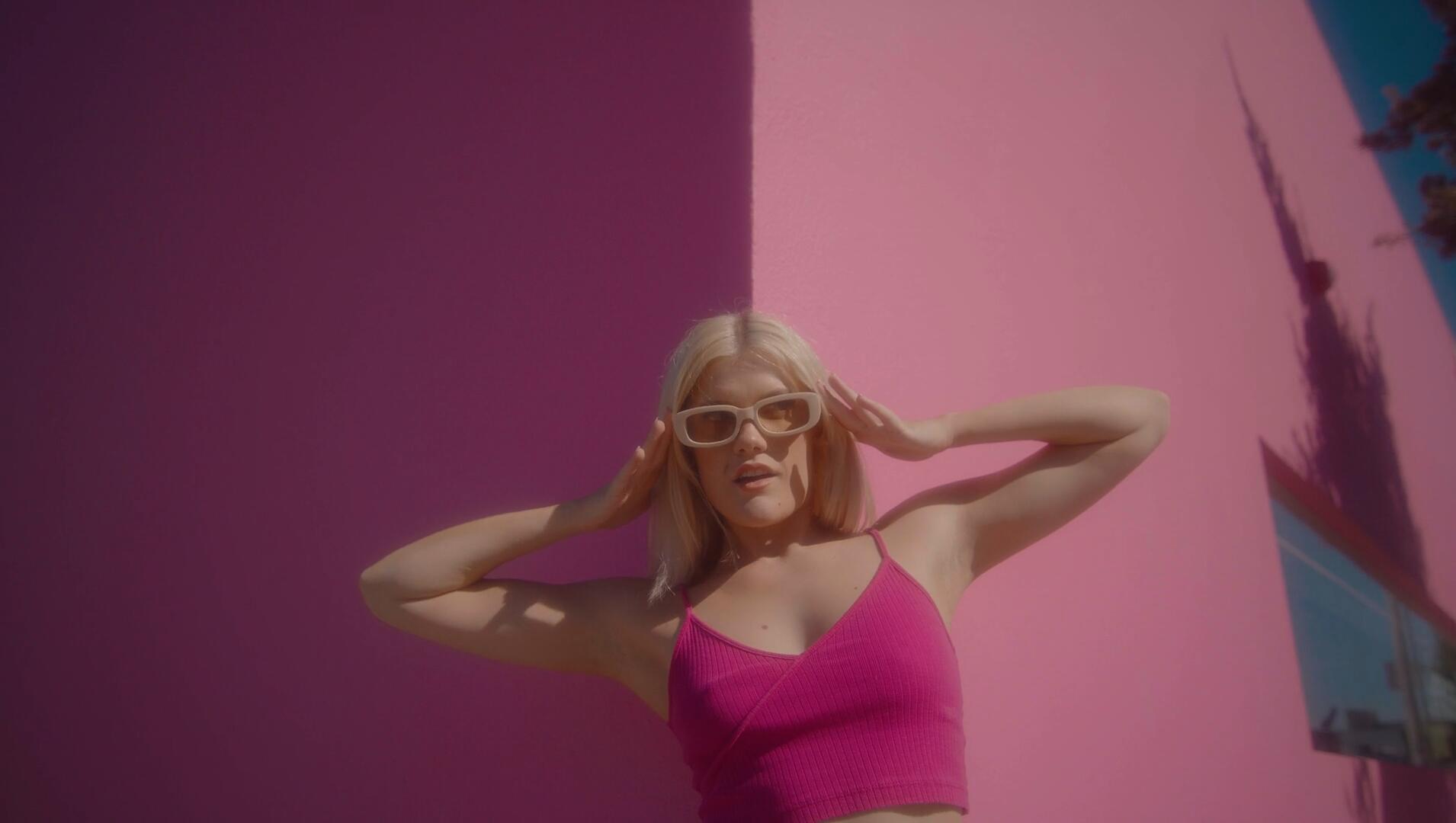 《Barbie》芭比粉电影鲜艳色彩风格LUT调色预设 BARBIE LOOKS – Tropic Colour 插件预设 sucaiwan.com