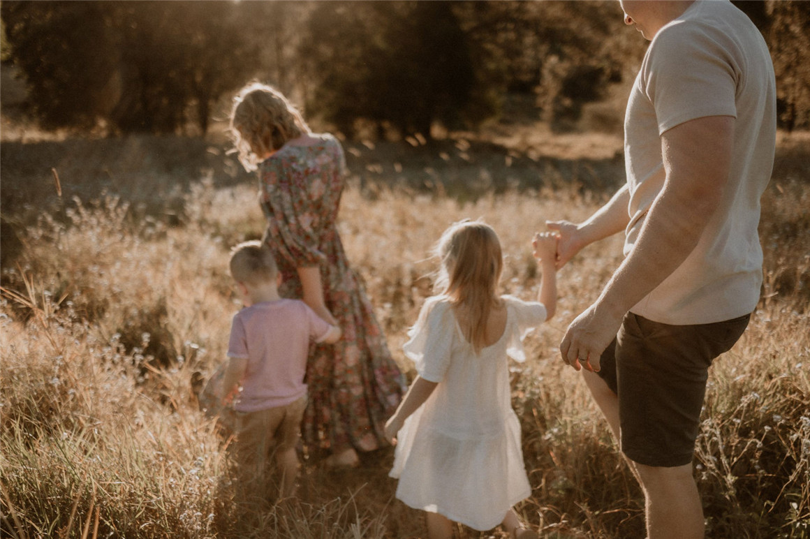 LR预设：奶油色怀旧暖色调人像摄影LR调色预设 . sucaiwan.com