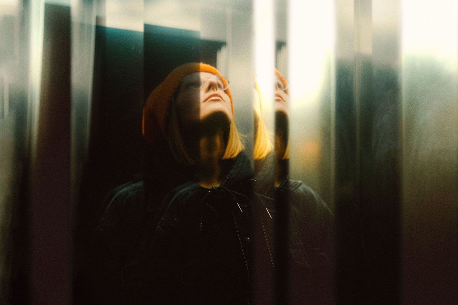 模糊失真线条和谐分形镜面照片效果PSD文件样机模板 样机素材 第2张-素材湾丨精选海外优质设计素材资源 模糊失真线条和谐分形镜面照片效果PSD文件样机模板 样机素材 sucaiwan.com