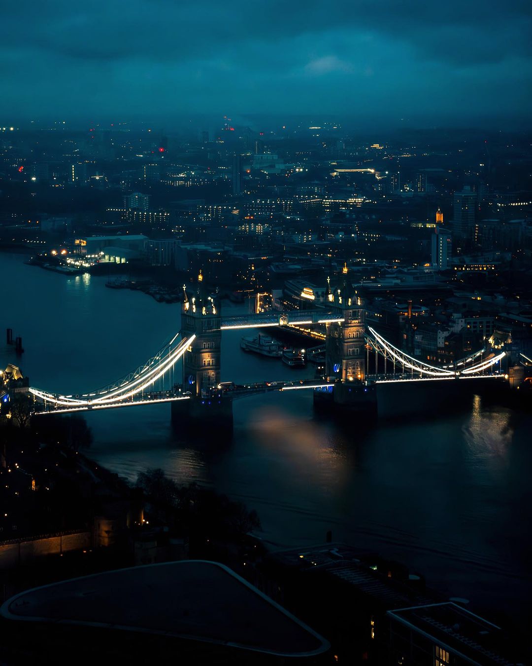 50个都市街拍扫街风光大片雨天夜间摄影电影感氛围效果 Lightroom预设 Film Look Lightroom Presets 插件预设 sucaiwan.com