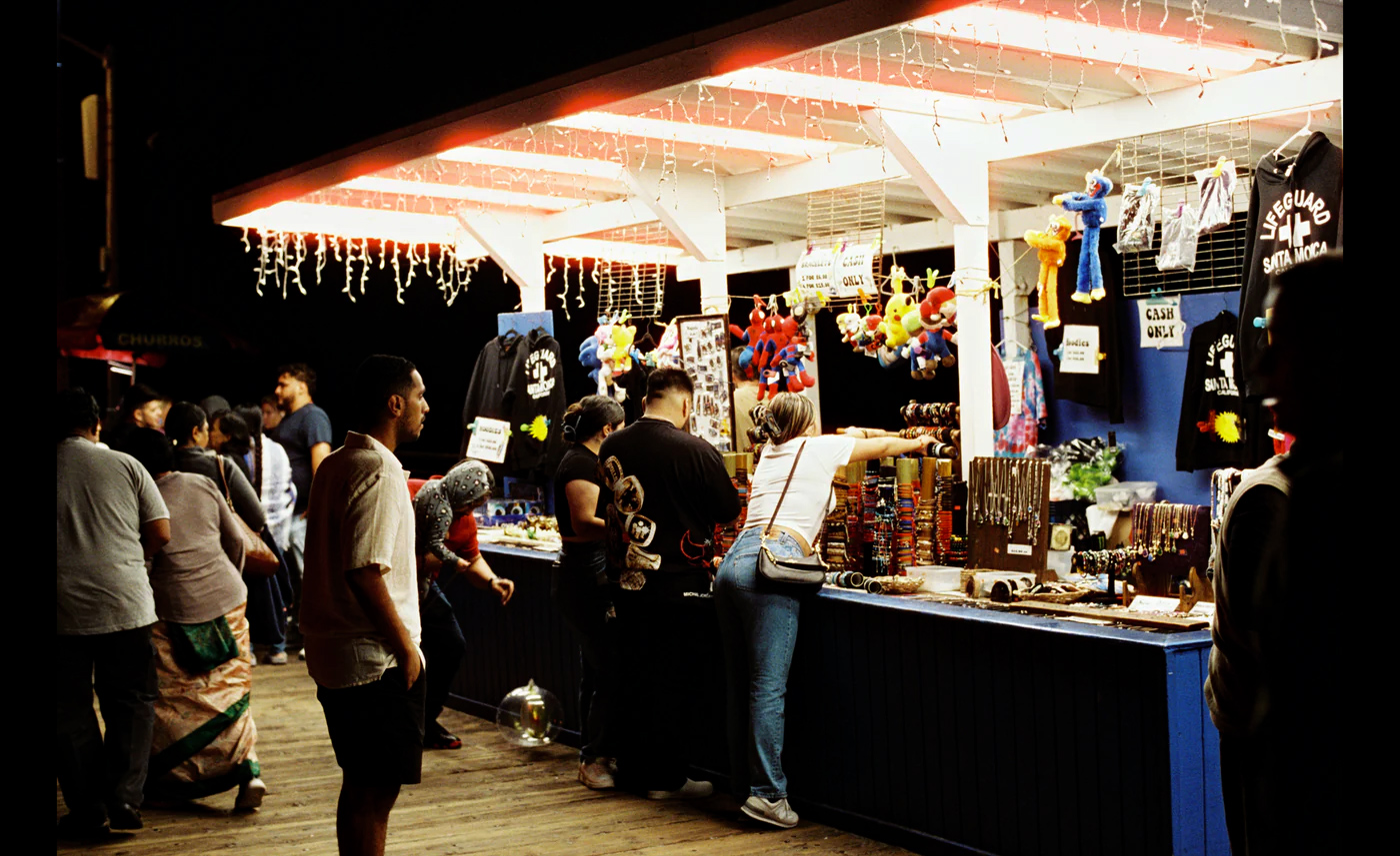 CineStill 400D 复古胶片模拟专业调色摄影扫街LR胶片预设+PS光晕动作 CineStill 400D Film Emulation Lightroom Preset 插件预设 第5张-素材湾丨精选海外优质设计素材资源 CineStill 400D 复古胶片模拟专业调色摄影扫街LR胶片预设+PS光晕动作 CineStill 400D Film Emulation Lightroom Preset 插件预设 sucaiwan.com
