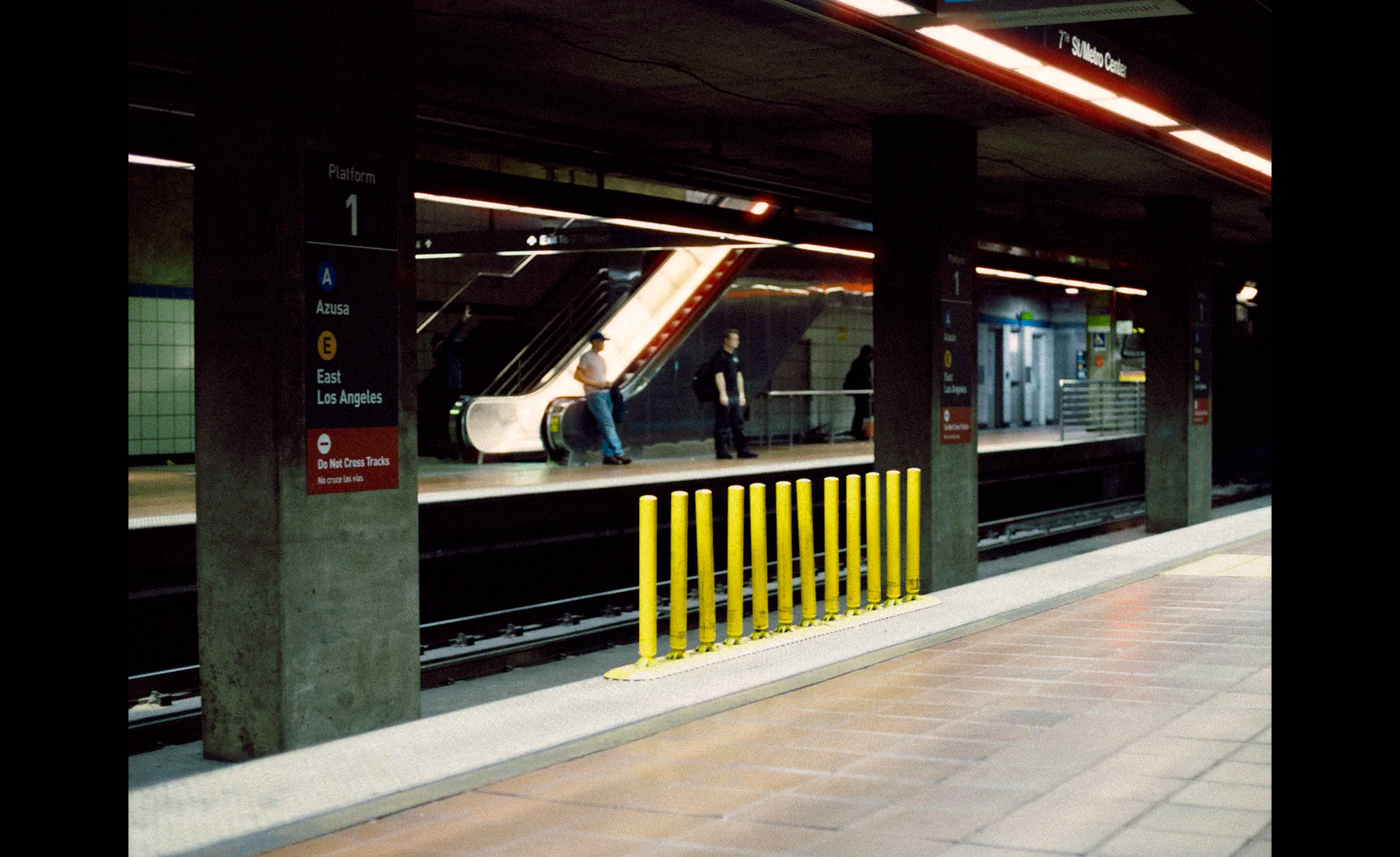 CineStill 800T 复古胶片模拟夜间白天城市摄影时尚人像扫街LR预设+PS光晕动作 CineStill 800T Film Emulation Lightroom Preset 插件预设 sucaiwan.com
