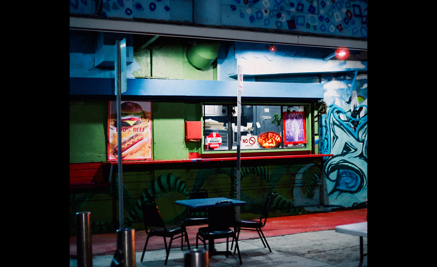 CineStill 800T 复古胶片模拟夜间白天城市摄影时尚人像扫街LR预设+PS光晕动作 CineStill 800T Film Emulation Lightroom Preset 插件预设 sucaiwan.com