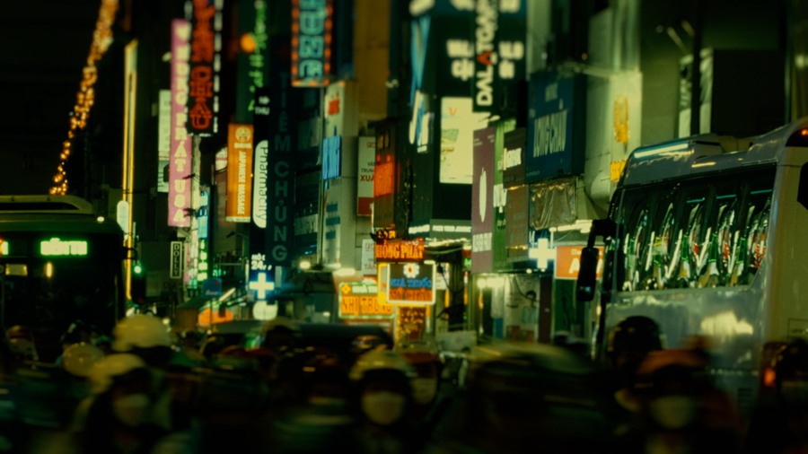 Artlist 越南城市道路灯光汽车交通生活方式大光圈特写夜景实拍视频素材 Traffic in Vietnam 影视音频 sucaiwan.com