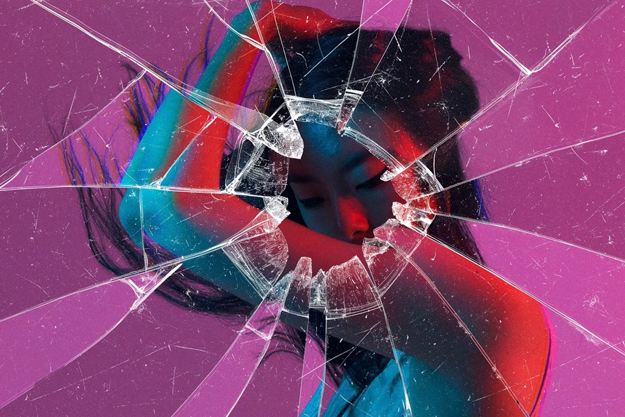 玻璃破裂照片效果Photoshop模板 Smashed Glass Photo Effect 图片素材 sucaiwan.com