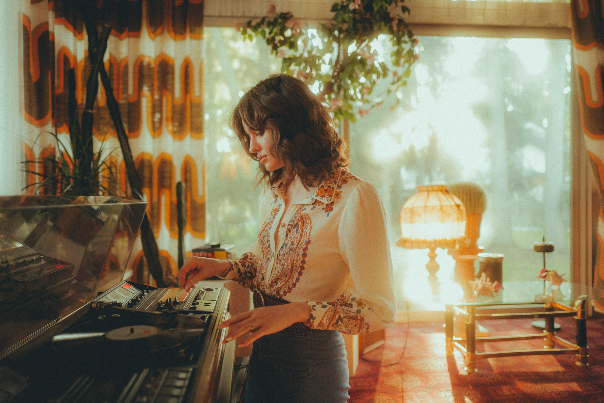 复古美感夜间摄影室内室外人像风光扫街胶片风格颜色分级LR预设 Rico Reinhold Original Presets 插件预设 sucaiwan.com